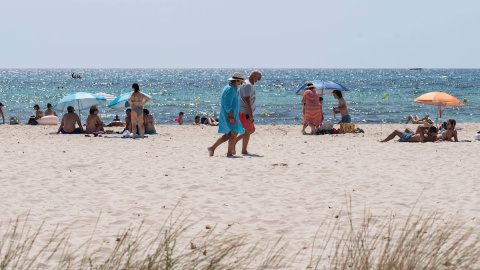 Bañistas en una playa en la urbanización de Punta Prima en Menorca. EFE/ David Arquimbau Sintes