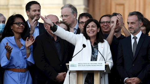 La alcaldesa de Parí, Anne Hidalgo, celebra su victoria en coalición con los verdes.- EFE/EPA/JULIEN DE ROSA