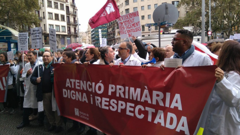 Metges de Catalunya protesten durant la vaga dels treballadors d'atenció primària i metges contra la saturació de feina. @metgescatalunya