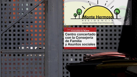 Cartel de la residencia de ancianos y centro de día Monte Hermoso de Madrid. EUROPA PRESS/Eduardo Parra