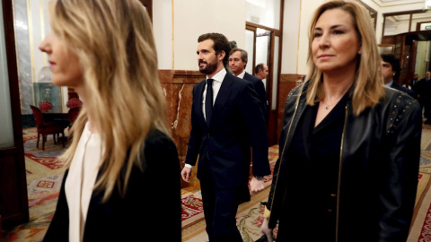 El líder del PP, Pablo Casado, a su salida del pleno celebrado en el Congreso de los Diputados para aprobar una nueva prórroga del estado de alarma. EFE/Mariscal