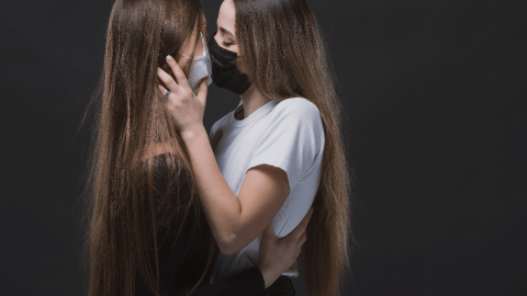 En la mayoría de las culturas, el beso amoroso y erótico es la primera expresión de atracción y excitación sexual. / Adobe Stock