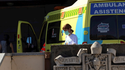 Una mujer con mascarilla pasa por delante del Hospital Clínico de Salamanca. Castilla y León ha alcanzado ya los 668 casos positivos de coronavirus. EFE/J.M.GARCÍA