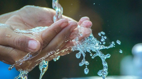 Durante el verano es importante hidratarse para poder sobrellevar las altas temperaturas. Imagen de archivo / Pixabay