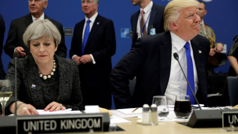 Trump, junto a May en la cumbre de la OTAN en Bruselas. REUTERS/Matt Dunham