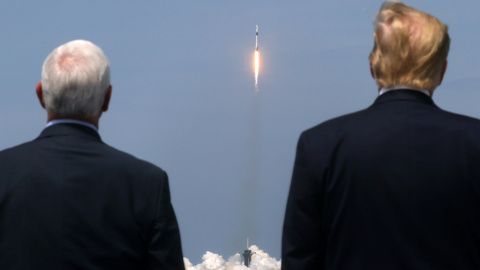 El presidente de los Estados Unidos, Donald Trump, y el vicepresidente de los Estados Unidos, Mike Pence, observan el lanzamiento del cohete SpaceX Falcon 9 y la nave espacial Crew Dragon en la misión SpaceX Demo-2 de la NASA a la Estación Espacial Inte