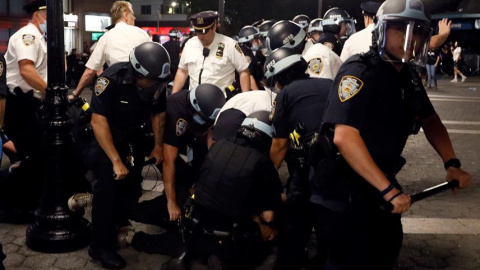 La policía de Nueva York reduce a un manifestante. EFE