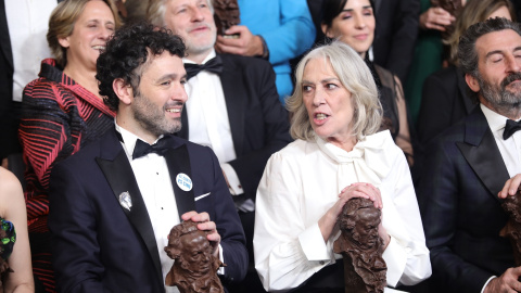  Los ganadores de los Goya 2023 Rodrigo Sorogoyen y Susi Sánchez posan con su premio, a 11 de febrero de 2023, en Sevilla, Andalucía. María José López / Europa Press