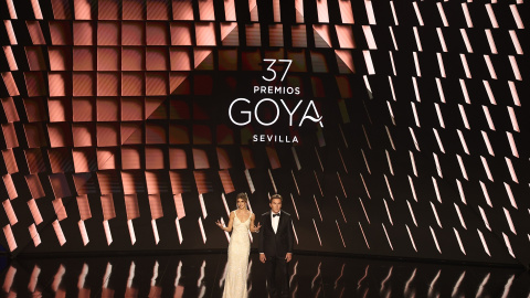 Los actores y presentadores de la gala de la 37 edición de los Premios Goya, Clara Lago y Antonio de la Torre, en el Palacio de Congresos y Exposiciones FIBES, a 11 de febrero de 2023, en Sevilla, Andalucía (España). Foto: Eduardo Parra / Europa Press