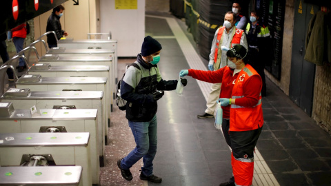 Repartiment de mascaretes al Metro de Barcelona. EFE / MARTA PÉREZ.