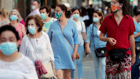 Vista general de los transeúntes en el centro comercial de la ciudad en la que el uso de la mascarilla se ha generalizado en esta "Nueva normalidad" tras haber finalizado el estado de alarma. EFE/Kai Försterling/Archivo