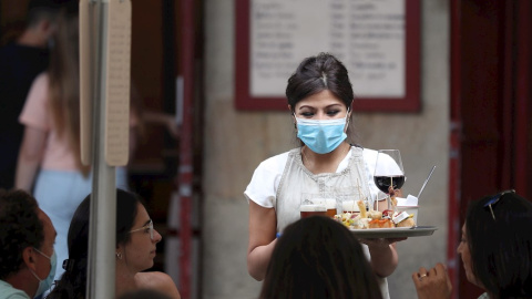 La pandemia expulsa del mercado laboral a casi 750.000 mujeres en apenas tres meses. EFE/LUIS TEJIDO