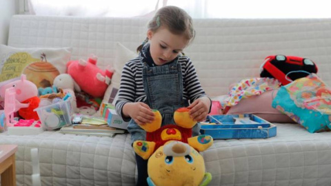 Niña jugando el su casa