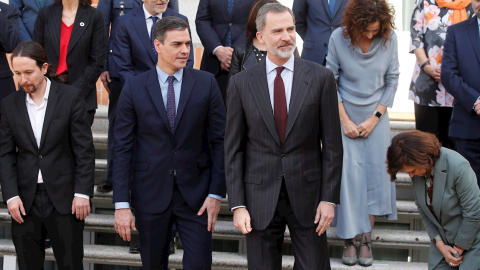 El rey Felipe VI, con el presidente, Pedro Sánchez, el vicepresidente segundo, Pablo Iglesias, y los otrs vicepresidentes, ministros y altos cargos que forman parte del Consejo de Seguridad Nacional, durante la foto de familia. EFE/Juan Carlos Hidalgo