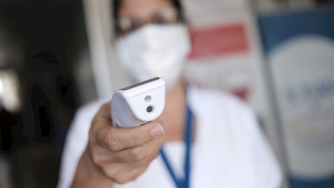 17/03/2020.- Una enfermera mide la temperatura de varias personas en el Hospital de la Mujer, este martes, en San José, Costa Rica. El Gobierno de Costa Rica contabiliza hasta este martes 50 casos de coronavirus COVID-19 y pidió calma a la población pa