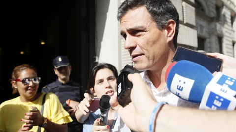 El secretario general del PSOE, Pedro Sánchez, ha asegurado hoy, al entrar por primera vez en el Congreso desde que presentó su renuncia al escaño el pasado mes de octubre, para mantener una reunión con la dirección del grupo socialista, que venía a