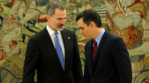 El rey Felipe VI y Pedro Sánchez conversan en el palacio de la Zarzuela. (JUAN CARLOS HIDALGO | EFE)