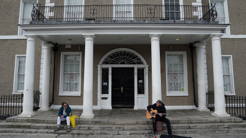 Dos personas practican la distancia de seguridad en Dublín. REUTERS/Clodagh Kilcoyne