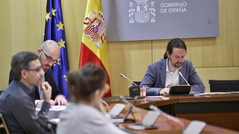 El vicepresidente segundo, Pablo Iglesias, en una de las reuniones de este jueves, junto al secretario de Estado de Derechos Sociales, Nacho Álvarez. DANI GAGO