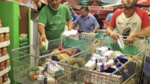 Sindicalistas se llevan alimentos de dos súper en Andalucía para comedores sociales