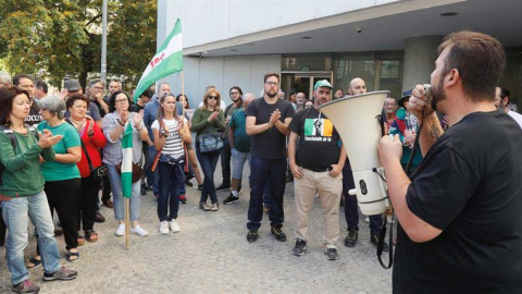 El portavoz nacional del SAT, Oscar Reina, se dirige a las personas que se han concentrado en las puertas de los juzgados en Sevilla en repulsa por el juicio a los 35 sindicalistas, miembros del Sindicato Andaluz de Trabajadores (SAT), que van a ser juzga