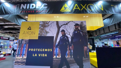 Imagen de una pareja de agentes municipales en el pabellón de Nidec Axon en Sicur 2020. Foto Nidec Axon.