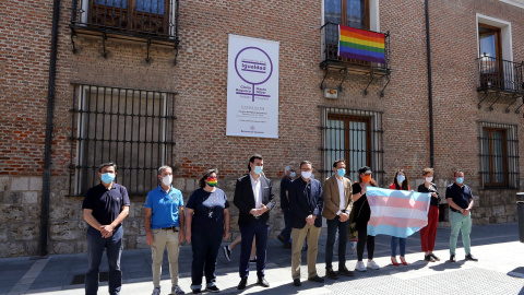 El presidente de la Diputación de Valladolid, Conrado Íscar, junto a otros miembros de la institución provincial y de colectivos LGTBI el dia de la colocación de la bandera.