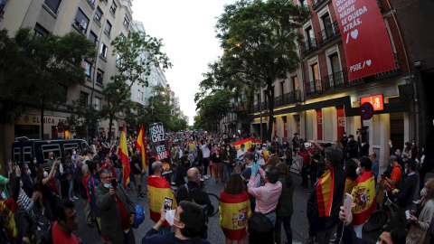 Decenas de vecinos participan este domingo, frente a la sede del PSOE en la madrileña calle Ferraz, en una cacerolada contra el Gobierno por su gestión en la crisis del coronavirus. EFE/Rodrigo Jiménez