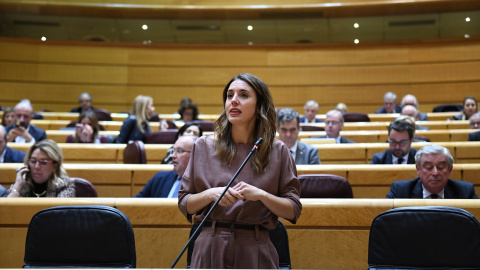 La ministra de Igualdad, Irene Montero, interviene durante una sesión plenaria, en el Senado, a 8 de febrero de 2023, en Madrid (España). Foto: Fernando Sánchez / Europa Press