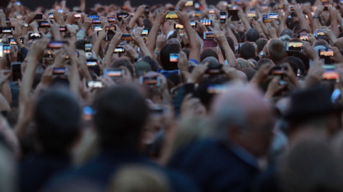 El público sosteniendo ﻿sus móviles durante un concierto de U2 en París. / JACQUES DEMARTHON/AFP/Getty Images