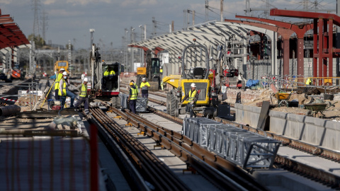 Varios obreros trabajan en las obras de la Estación de Chamartín, uno de los proyectos del Plan de Recuperación en la Estación de Chamartín, a 25 de octubre de 2021, en Madrid (España). Foto: Alberto Ortega / Europa Press