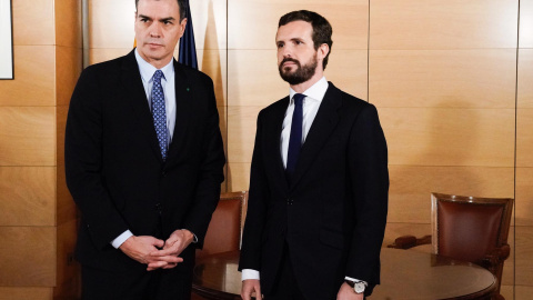 El líder del PP, Pablo Casado, se reúne con el presidente del Ejecutivo en funciones, Pedro Sánchez, en el Congreso. Fuente: PP