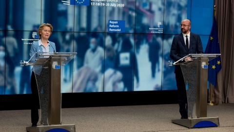 Ursula von der Leyen, presidenta de la Comisión Europea junto a Charles Michel, presidente del Consejo Europeo. / Twitter