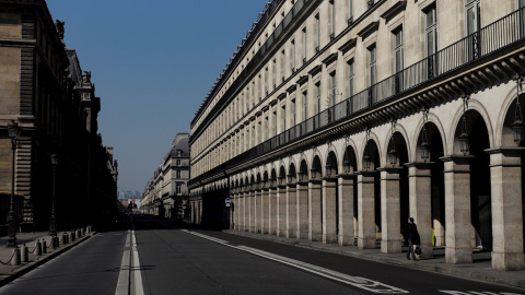 Un hombre camina por una solitaria Rue de Rivoli, junto al Mueso del Louvre,en París. EFE/EPA/Julien de Rosa