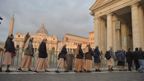  Varias mujeres en la basílica de San Pedro del Vaticano, a 2 de enero de 2023, en la ciudad del Vaticano, Roma.  Stefano Spaziani / Europa Press 02/1/2023