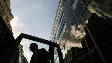 Un trabajador sale de la oficina de Goldman Sachs en Londres. REUTERS/Luke MacGregor