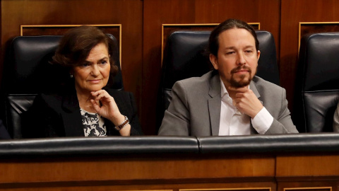 12/02/2020.- La vicepresidenta primera, Carmen Calvo (i), y el vicepresidente segundo, Pablo Iglesias (d), asisten a la sesión de control celebrada, este miércoles, en el Congreso de los Diputados en Madrid. EFE/ Ballesteros