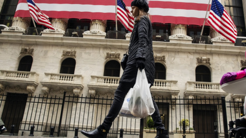 18/03/2020 Una mujer con bolsas de la compra en Nueva York (Estados Unidos). / REUTERS - LUCAS JACKSON