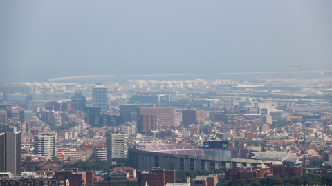 Barcelona amb boira per pol·lució al fons després que es declarés l'episodi per alta contaminació per partícules a Catalunya l'1 de juliol del 2019. ACN/Nazaret Romero