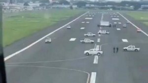 Varios coches impiden el aterrizaje de un avión de Iberia en el aeropuerto ecuatoriano de Guayaquil