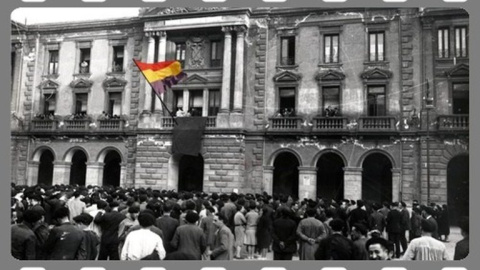 1931-04-14. Izada de la bandera republicana desde el balcón del Ayuntamiento.- AYUNTAMIENTO DE EIBAR