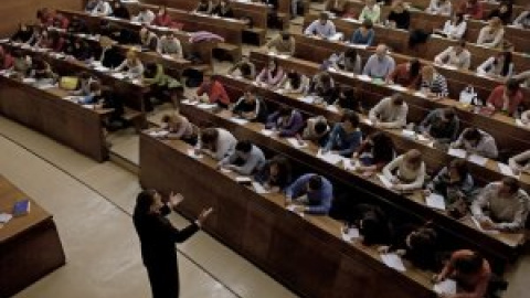 La universidad pública pierde un docente al día y la privada gana cuatro