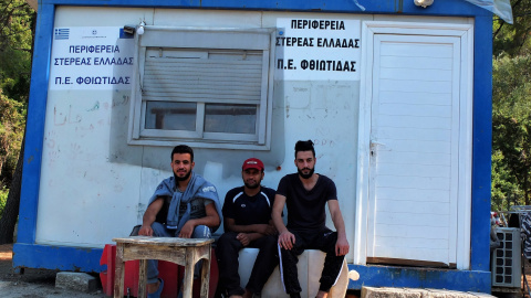 Ahmed, un padre de familia de 49 años, Salah Almostole, un joven de 25, y Mohammed Al Aloun, de 24. / Alberto G. Palomo