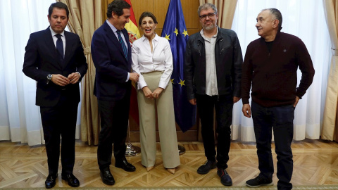 La ministra de Trabajo, Yolanda Díaz, antes de la reunión con los dirigentes de las patronales, CEOE Antonio Garamendi (2i), y CEPYME Gerardo Cuerva (2i), y de los sindicatos, CCOO, Unai Sordo (2d) y UGT, Pepe Álvarez (d), para analizar la subida del S