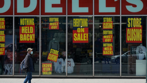 Un hombre pasa frente a una tienda cerrada por la crisis económica originada por la pandemia del coronavirus, en la ciudad de Nueva York. REUTERS / Bryan R Herrero