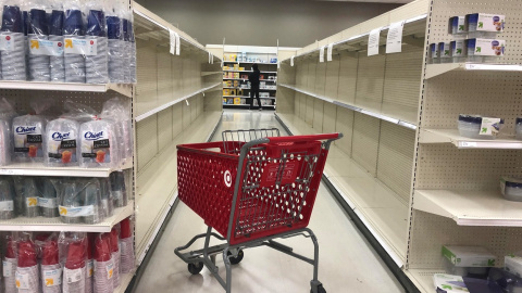 Un carrito de compras abandonado, entre los pasillos y anaqueles vacíos de un supermercado en la localidad californiana de Culver City. REUTERS / Lisa Baertlein