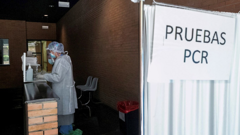 01/07/2020.- Una sanitaria esperan la llegada de pacientes a los que realizar test PCR en un espacio habilitado fuera de un Centro de Salud de la ciudad de Zaragoza. / EFE - Javier Cebollada