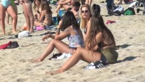 Lleno en las playas de Barcelona ante el anuncio confuso del Ayuntamiento de abrir al público