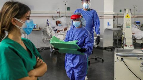 Personal sanitario, durante su jornada de trabajo en una planta del Hospital Puerta de Hierro. Después de que la velocidad de propagación del coronavirus volviera a ralentizarse ayer jueves, las autoridades sanitarias insisten en mantener en plena Seman