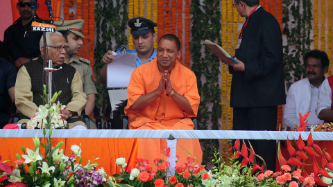 Yogi Adityanath (c) el día de su toma de posesion como primer ministro de Uttar Pradesh. AFP/Sanjay Kanojia